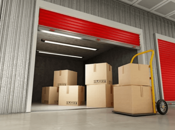 Arredi in deposito temporaneo Arredi imballati in un deposito temporaneo